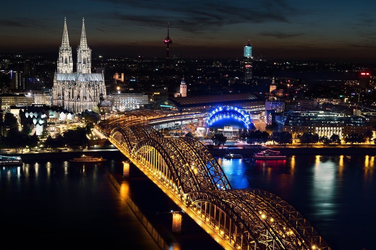 Vista aérea da ponte e catedral de Colonia.