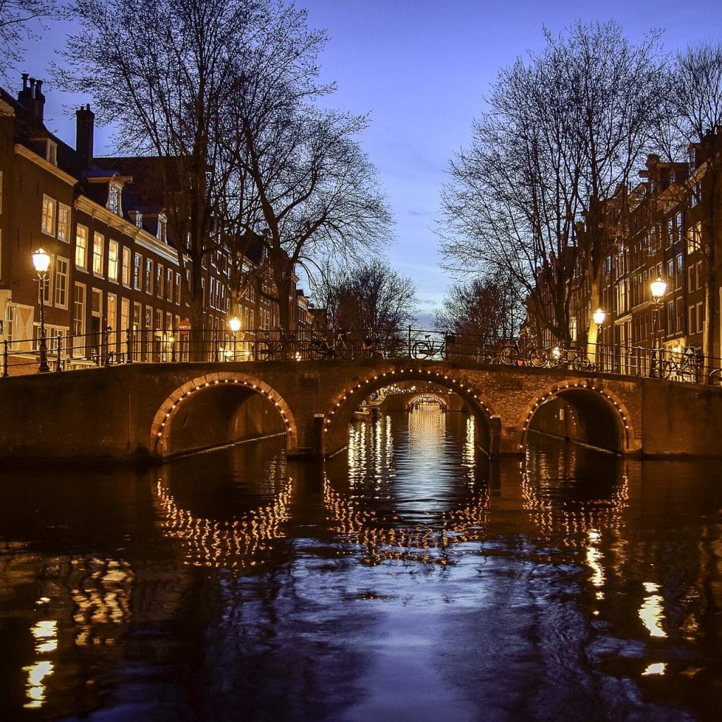 Vista de frente de canal em Amsterdam